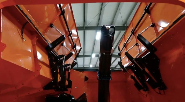 四個HD電動推桿在折疊門的側面，每一個都是通過J1939 CAN總線通訊的